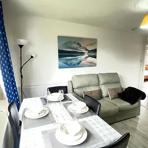 Apartment 3 Bed Serviced With Free Parking & Tram Stop, 10 Minutes From Airport And Center, Edinburgh